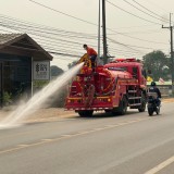 ปภ. เทศบาลตำบลแม่อายออกปฏิบัติการฉีดน้ำล้างถนนเพื่อลดฝุ่น 