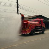 ปภ. เทศบาลตำบลแม่อายออกปฏิบัติการฉีดน้ำล้างถนนเพื่อลดฝุ่น 